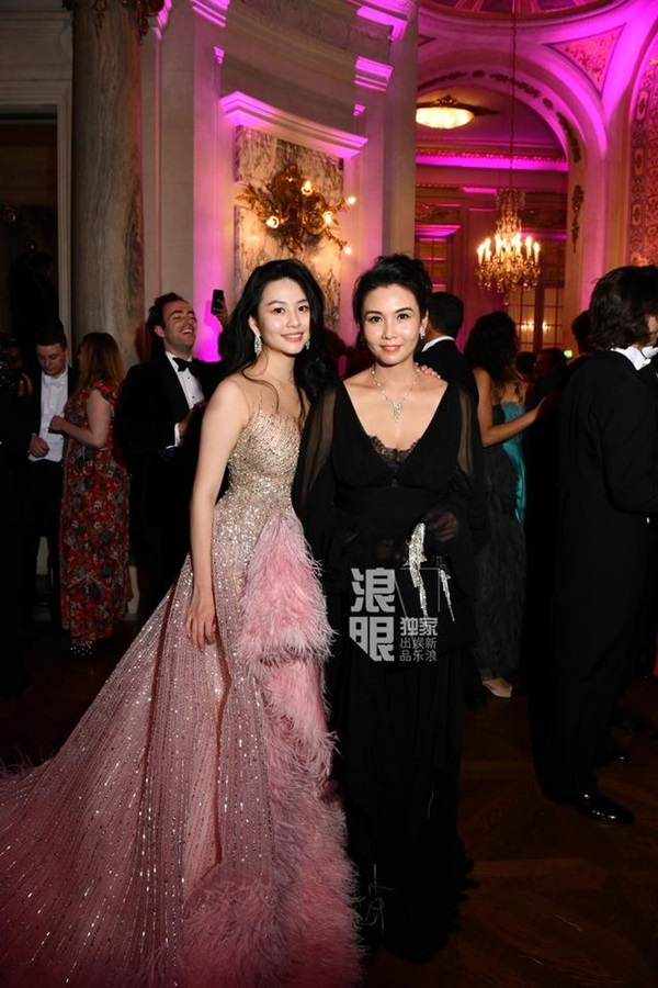 Đêm tiệc giới siêu giàu gây chú ý với màn ra mắt của 19 tiểu thư lá ngọc cành vàng, nổi bật nhất lại là cô gái châu Á này-8