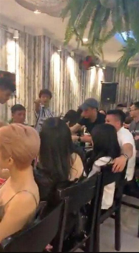 Đang bận thi đấu, Quang Hải bỗng có chia sẻ về tình yêu đầy bất ngờ trên mạng xã hội khiến fan thi nhau đoán già, đoán non-4