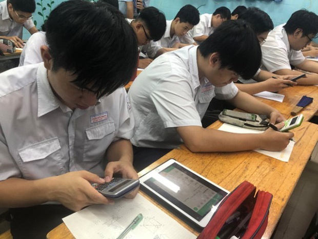 Sửa đi sửa lại đáp án vẫn phải ghi 2 câu chú thích trong bài kiểm tra, nam sinh bị mắng vốn: Biểu hiện của sự lươn lẹo-3