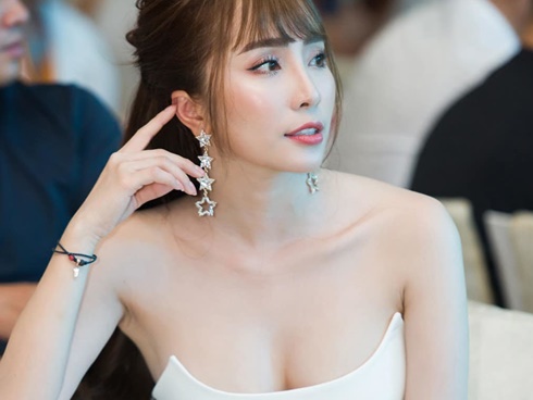 Cơn sốt nâng ngực không chừa một ai, đến mỹ nhân bốc lửa như Quỳnh Nga cũng khó tránh-13