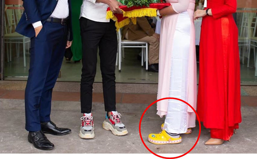 Hình ảnh trong lễ ăn hỏi gây sốt: Đôi nam nữ bê tráp và hai đôi giày kém duyên-1