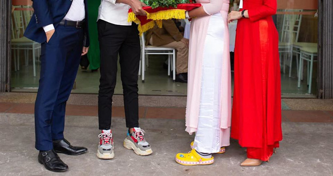 Hình ảnh trong lễ ăn hỏi gây sốt: Đôi nam nữ bê tráp và hai đôi giày kém duyên-2