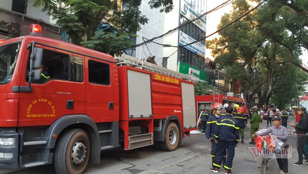 Cháy lớn quán karaoke sắp khai trương trên phố Thi Sách-3