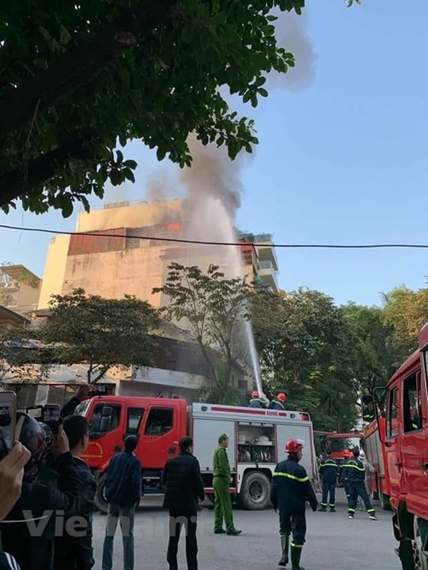 Cháy lớn quán karaoke sắp khai trương trên phố Thi Sách-5