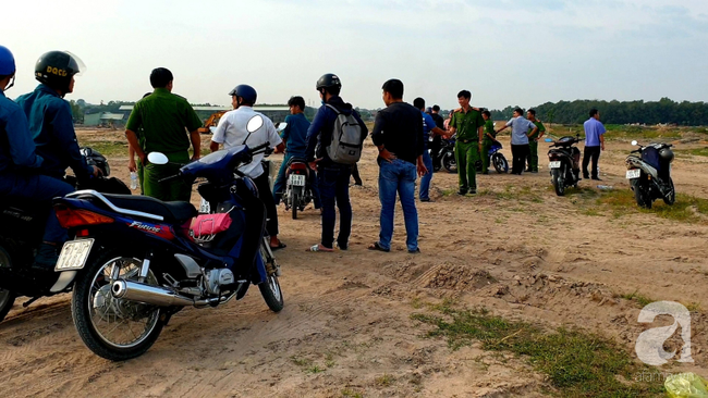 Kinh hoàng phát hiện thi thể cháy đen nằm dưới hố sâu giữa ban ngày-1