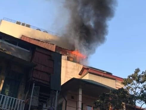 Cháy lớn quán karaoke sắp khai trương trên phố Thi Sách