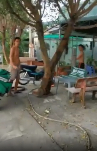 Khách hàng chửi bới, cầm dao rượt chém shipper vì... không cho thử đồ-1