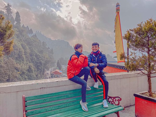 Loạt hình du lịch Ấn Độ của vợ chồng Minh Nhựa lại bị dân tình soi ra dùng app ghép mây trời - cánh chim, chỉnh màu thì quá gắt”-6