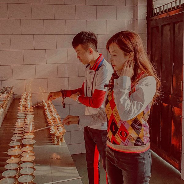 Loạt hình du lịch Ấn Độ của vợ chồng Minh Nhựa lại bị dân tình soi ra dùng app ghép mây trời - cánh chim, chỉnh màu thì quá gắt”-7