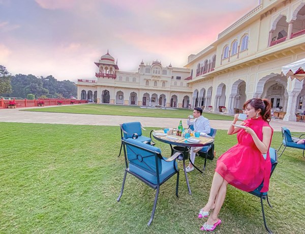 Loạt hình du lịch Ấn Độ của vợ chồng Minh Nhựa lại bị dân tình soi ra dùng app ghép mây trời - cánh chim, chỉnh màu thì quá gắt”-12