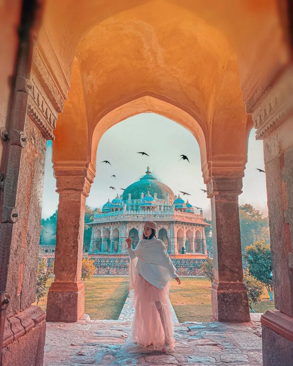 Loạt hình du lịch Ấn Độ của vợ chồng Minh Nhựa lại bị dân tình soi ra dùng app ghép mây trời - cánh chim, chỉnh màu thì quá gắt”-13