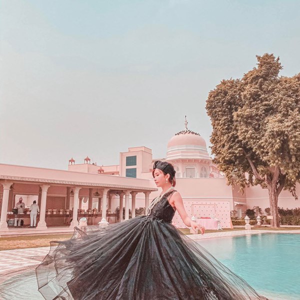 Loạt hình du lịch Ấn Độ của vợ chồng Minh Nhựa lại bị dân tình soi ra dùng app ghép mây trời - cánh chim, chỉnh màu thì quá gắt”-16