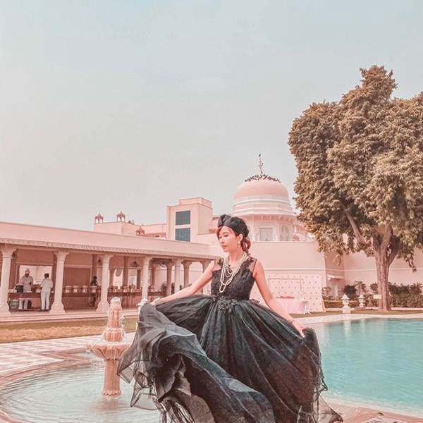 Loạt hình du lịch Ấn Độ của vợ chồng Minh Nhựa lại bị dân tình soi ra dùng app ghép mây trời - cánh chim, chỉnh màu thì quá gắt”-18