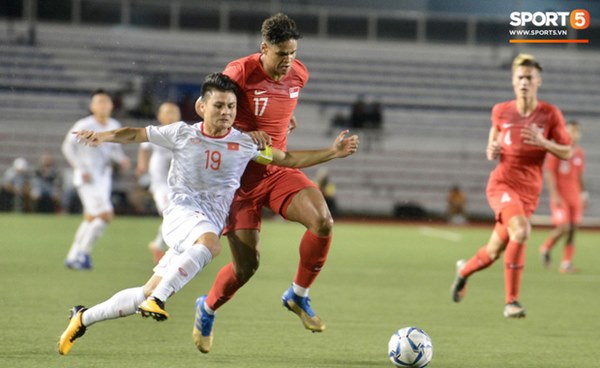 Tìm ra Info cầu thủ Singapore va chạm khiến Quang Hải đau đớn rời sân sớm: Chiều cao khủng hơn cả Văn Hậu, có bố là HLV trưởng của đội-1