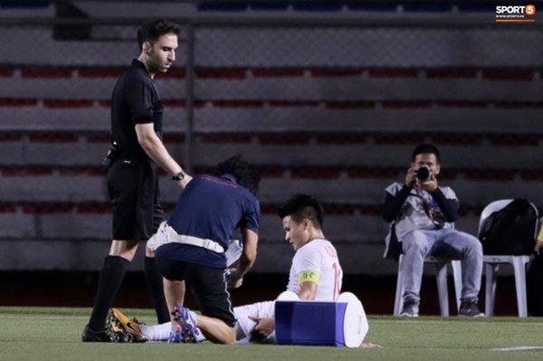 Tìm ra Info cầu thủ Singapore va chạm khiến Quang Hải đau đớn rời sân sớm: Chiều cao khủng hơn cả Văn Hậu, có bố là HLV trưởng của đội-2