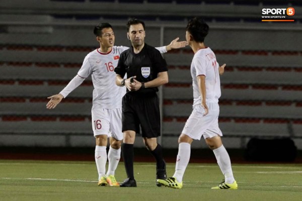 HLV Park Hang-seo lao vào sân, CĐV la ó vì trọng tài cướp trắng quả phạt góc của U22 Việt Nam-1