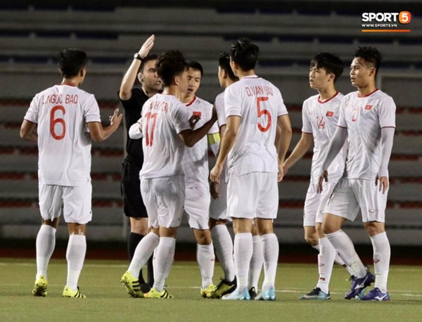 HLV Park Hang-seo lao vào sân, CĐV la ó vì trọng tài cướp trắng quả phạt góc của U22 Việt Nam-3