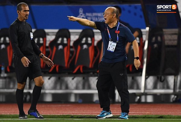 HLV Park Hang-seo lao vào sân, CĐV la ó vì trọng tài cướp trắng quả phạt góc của U22 Việt Nam-4