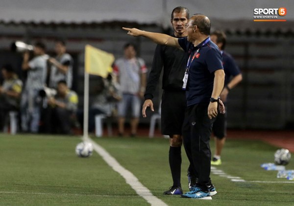 HLV Park Hang-seo lao vào sân, CĐV la ó vì trọng tài cướp trắng quả phạt góc của U22 Việt Nam-5