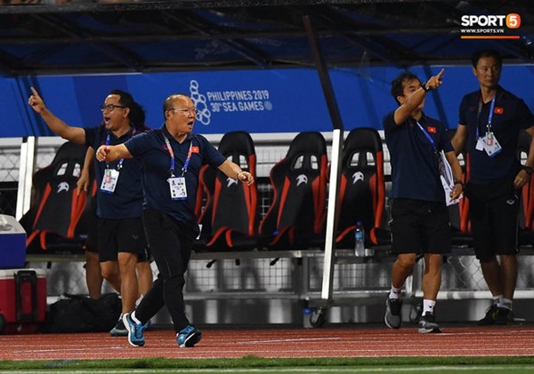 HLV Park Hang-seo lao vào sân, CĐV la ó vì trọng tài cướp trắng quả phạt góc của U22 Việt Nam-6