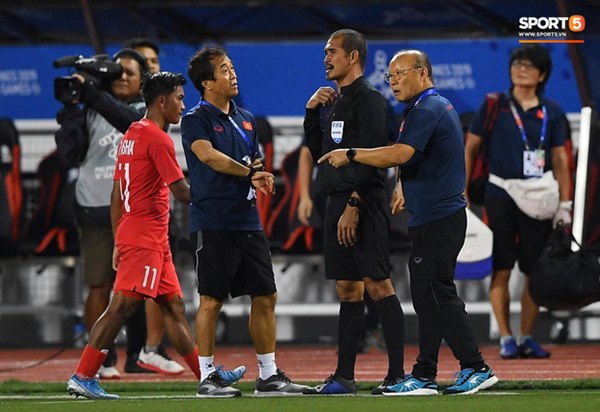 HLV Park Hang-seo lao vào sân, CĐV la ó vì trọng tài cướp trắng quả phạt góc của U22 Việt Nam-7