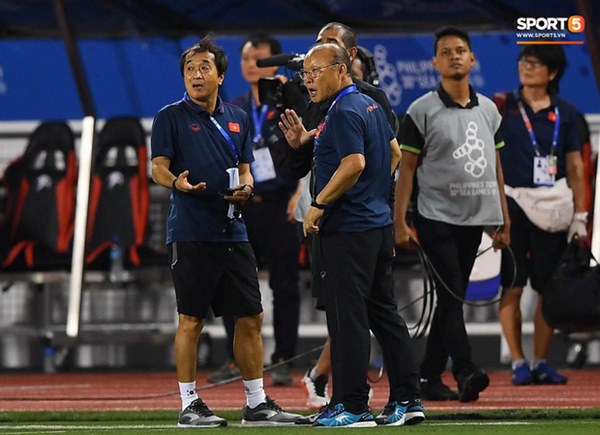 HLV Park Hang-seo lao vào sân, CĐV la ó vì trọng tài cướp trắng quả phạt góc của U22 Việt Nam-8