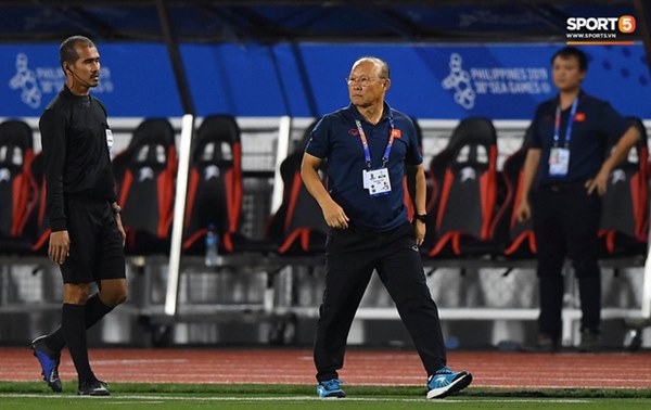 HLV Park Hang-seo lao vào sân, CĐV la ó vì trọng tài cướp trắng quả phạt góc của U22 Việt Nam-9