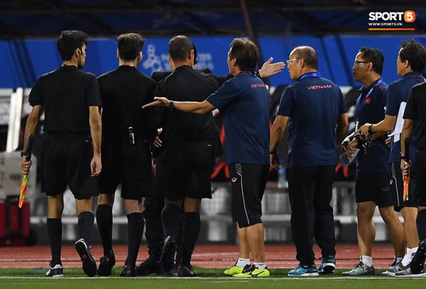 HLV Park Hang-seo lao vào sân, CĐV la ó vì trọng tài cướp trắng quả phạt góc của U22 Việt Nam-10