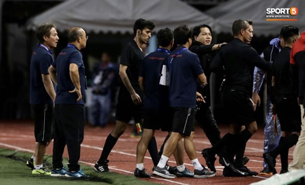 HLV Park Hang-seo lao vào sân, CĐV la ó vì trọng tài cướp trắng quả phạt góc của U22 Việt Nam-11