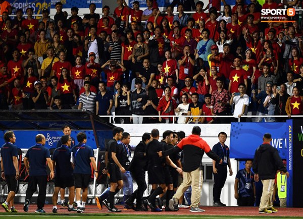 HLV Park Hang-seo lao vào sân, CĐV la ó vì trọng tài cướp trắng quả phạt góc của U22 Việt Nam-12