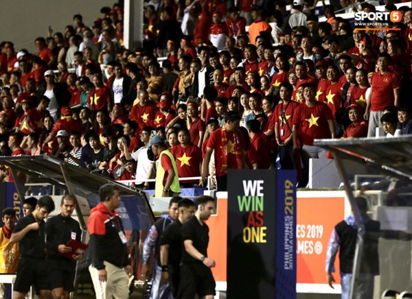 HLV Park Hang-seo lao vào sân, CĐV la ó vì trọng tài cướp trắng quả phạt góc của U22 Việt Nam-13