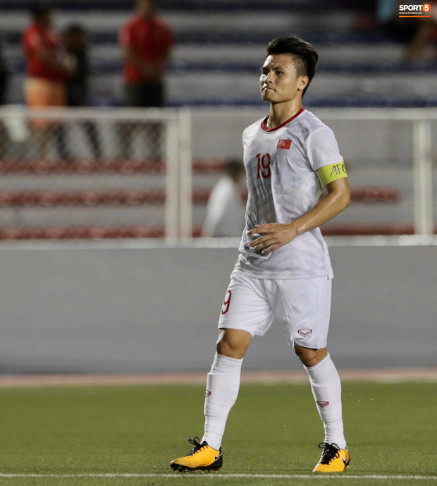 Quang Hải buồn bã, hướng ánh mắt tiếc nuối về phía các đồng đội sau khi bất đắc dĩ rời sân vì chấn thương-1