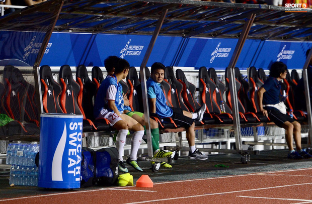 Quang Hải buồn bã, hướng ánh mắt tiếc nuối về phía các đồng đội sau khi bất đắc dĩ rời sân vì chấn thương-2