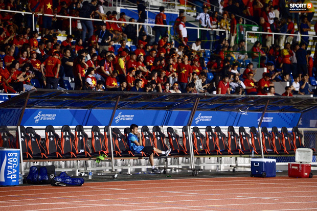 Quang Hải buồn bã, hướng ánh mắt tiếc nuối về phía các đồng đội sau khi bất đắc dĩ rời sân vì chấn thương-3