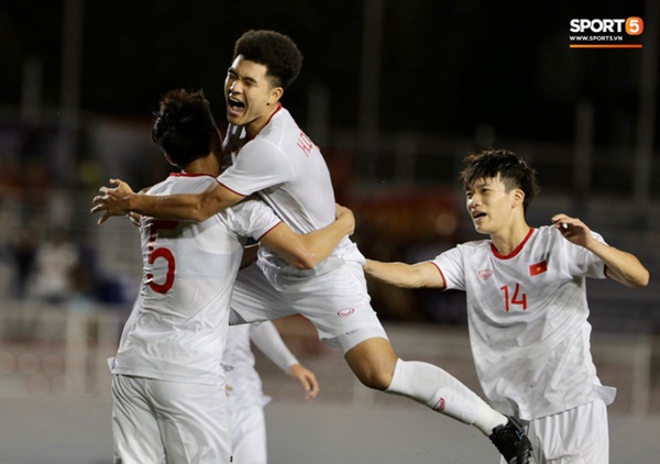 Đức Chinh bất ngờ phải ở lại kiểm tra doping sau khi ghi bàn vào lưới Singapore-1