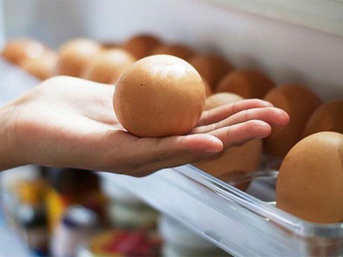 Tại sao không nên để trứng ở cánh cửa tủ lạnh