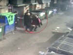 Thanh niên tấn công người phụ nữ lớn tuổi vì kéo màn che nắng trên tàu hỏa khiến dân mạng phẫn nộ-3