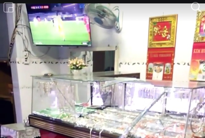 Nhân lúc U22 Việt Nam hạ Singapore, tên cướp đạp xe đến cướp tiệm vàng-1