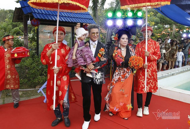 Thúy Nga diện áo dài 5m trong đám cưới lần thứ 10 với Thanh Bạch-1