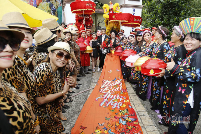 Thúy Nga diện áo dài 5m trong đám cưới lần thứ 10 với Thanh Bạch-2