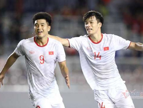 Thủ môn U22 Việt Nam bĩu môi sau pha bắt bóng lập bập, hai lần khiến CĐV thót tim trong trận thắng Singapore-14