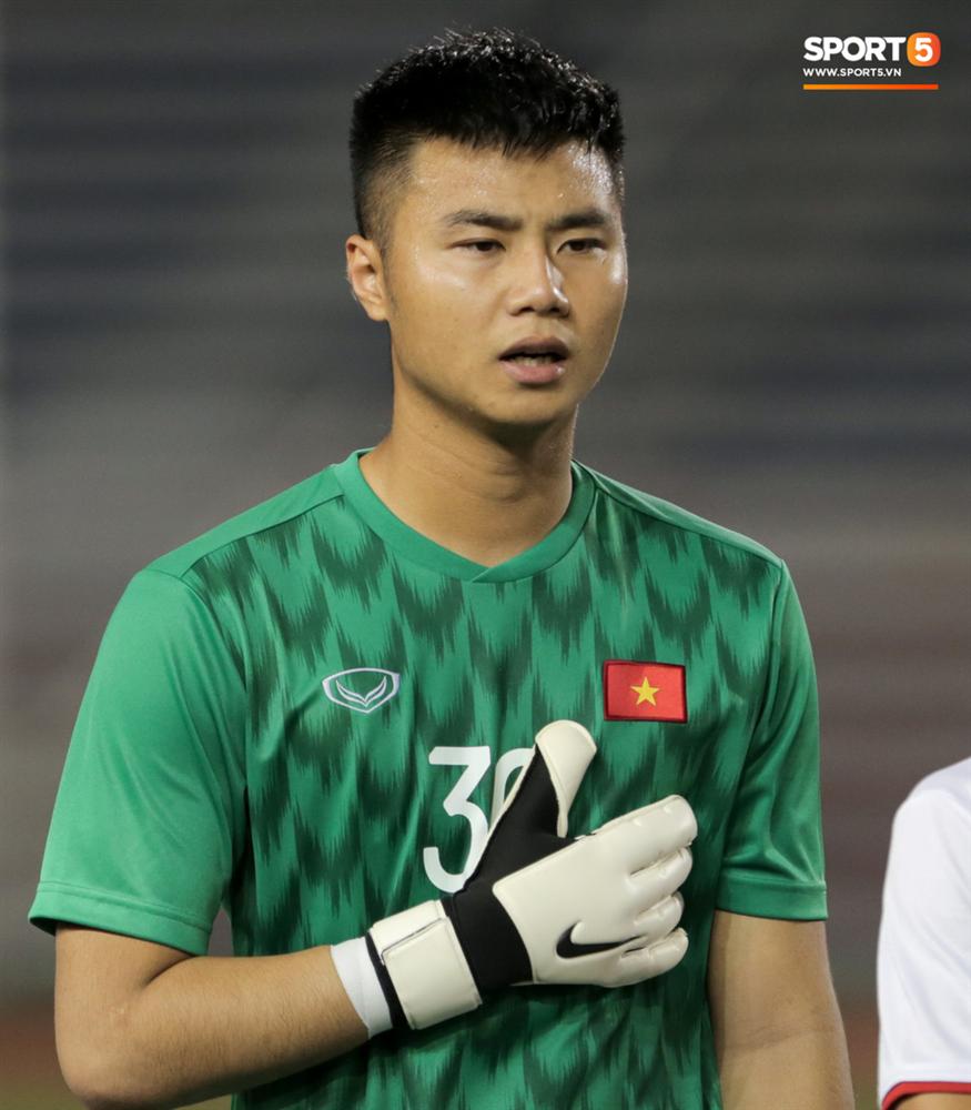 Thủ môn U22 Việt Nam bĩu môi sau pha bắt bóng lập bập, hai lần khiến CĐV thót tim trong trận thắng Singapore-1