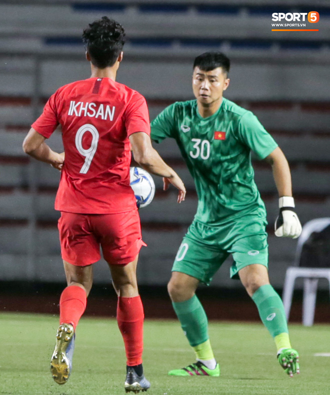 Thủ môn U22 Việt Nam bĩu môi sau pha bắt bóng lập bập, hai lần khiến CĐV thót tim trong trận thắng Singapore-2