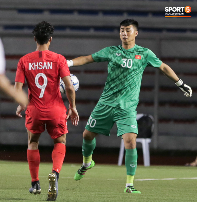 Thủ môn U22 Việt Nam bĩu môi sau pha bắt bóng lập bập, hai lần khiến CĐV thót tim trong trận thắng Singapore-3