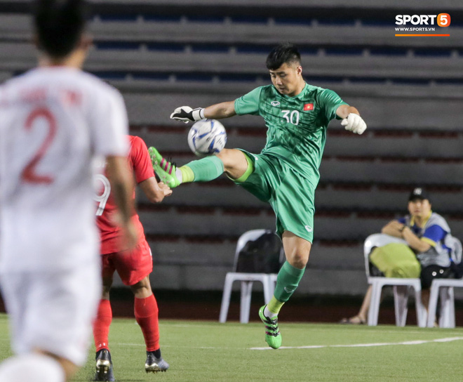 Thủ môn U22 Việt Nam bĩu môi sau pha bắt bóng lập bập, hai lần khiến CĐV thót tim trong trận thắng Singapore-4