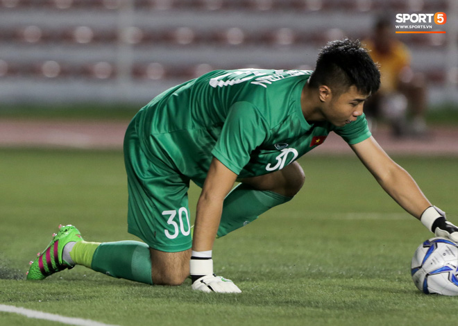 Thủ môn U22 Việt Nam bĩu môi sau pha bắt bóng lập bập, hai lần khiến CĐV thót tim trong trận thắng Singapore-5