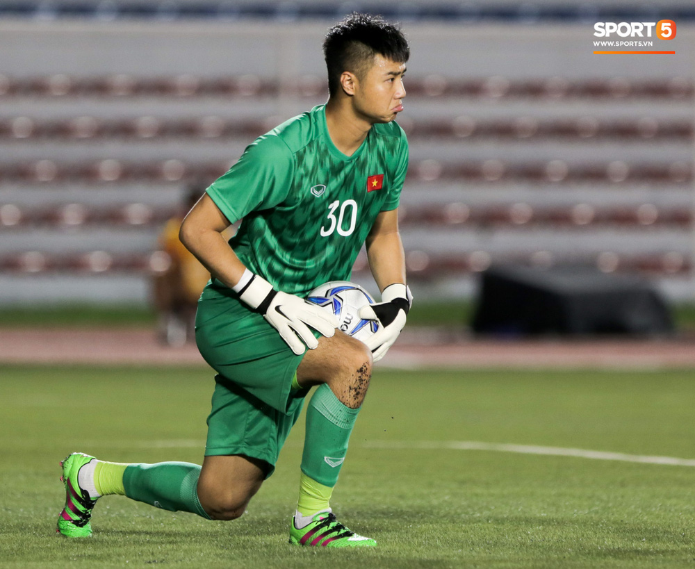 Thủ môn U22 Việt Nam bĩu môi sau pha bắt bóng lập bập, hai lần khiến CĐV thót tim trong trận thắng Singapore-7