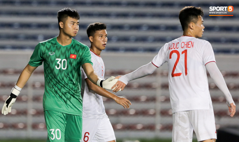 Thủ môn U22 Việt Nam bĩu môi sau pha bắt bóng lập bập, hai lần khiến CĐV thót tim trong trận thắng Singapore-8