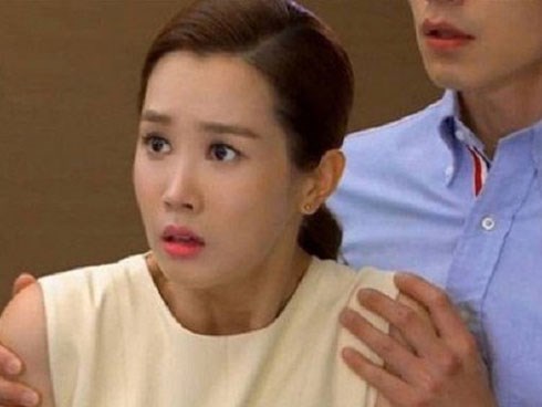 Cô dâu bế con bái gia tiên, mẹ chồng giật mic nói câu khiến tất cả im bặt