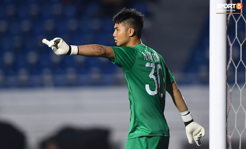 Thủ môn U22 Việt Nam bĩu môi sau pha bắt bóng lập bập, hai lần khiến CĐV thót tim trong trận thắng Singapore-10